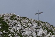 45 Da quota 2160 m zoom in croce bassa di Corna Piana